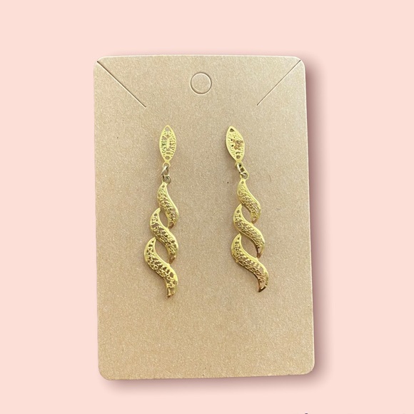 Three pairs of gold tone dangle earrings - Picture 4 of 4